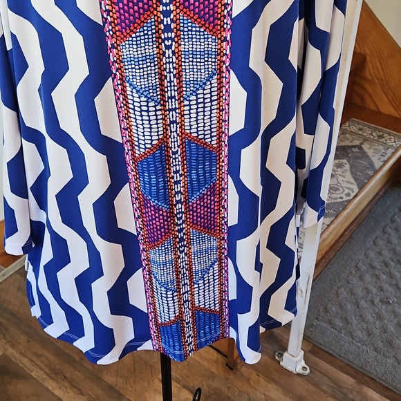 👚Ruby Rd. Blue and White Patterned Tunic - Picture 4 of 6